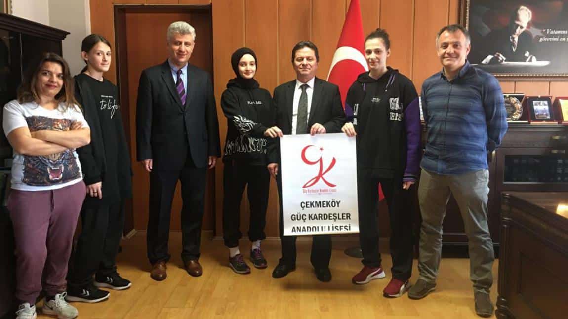 Okul müdürümüz Sayın Yusuf ÖZTÜRK ve Şampiyon kızlarımız, Çekmeköy İlçe Milli Eğitim Müdürü Sayın Burhan BAYRAK'ı makamında ziyaret ettiler.