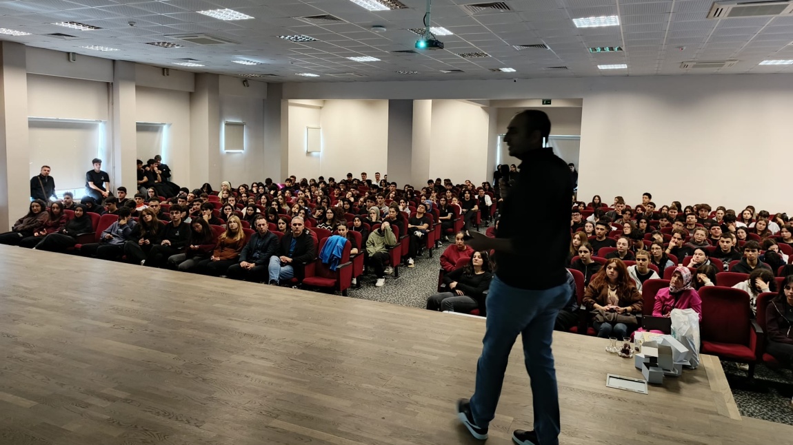 12.Sınıf Öğrencilerimize TYT-AYT hazırlık sürecine yönelik bir seminer gerçekleştirdik.